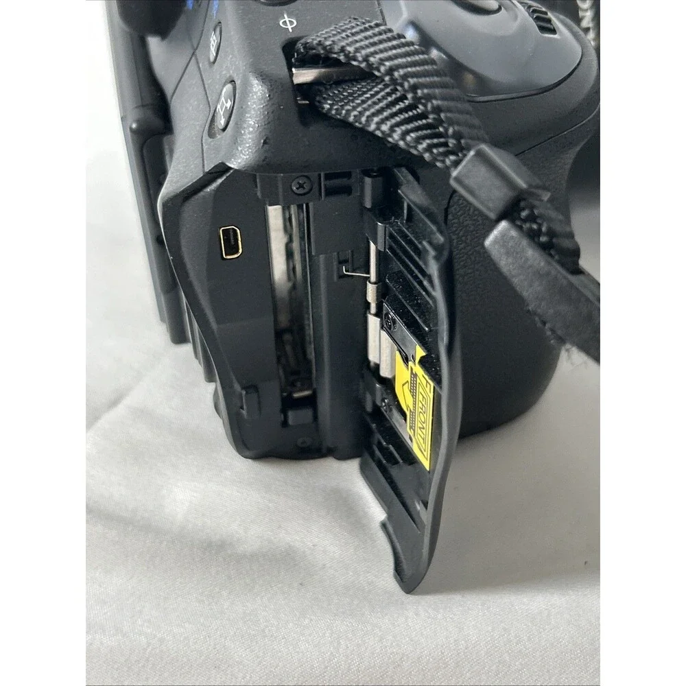 Sony A300 DSLR Camera With 18-70 Lens Camera Bag Battery Sandisk Card & Reader
